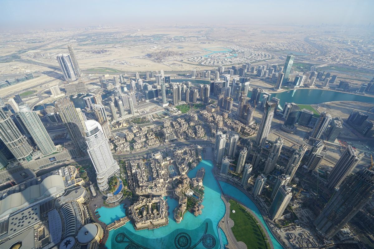 Widok z góry na wieżowce Dubaju i pustynie w tle