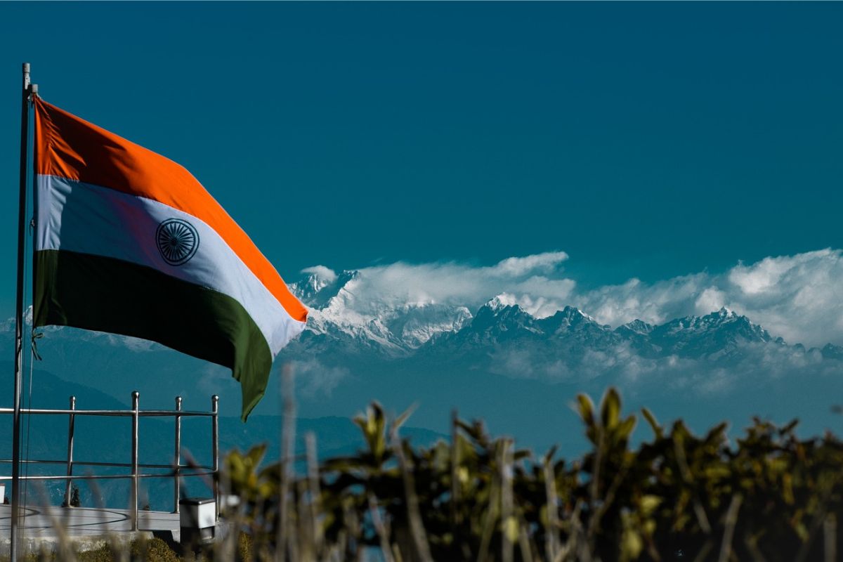 Flaga Indii powiewająca na tle gór